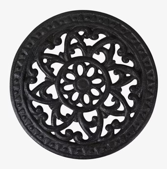 Bild av ett vackert cirkulärt grytunderlägg i gjutjärn