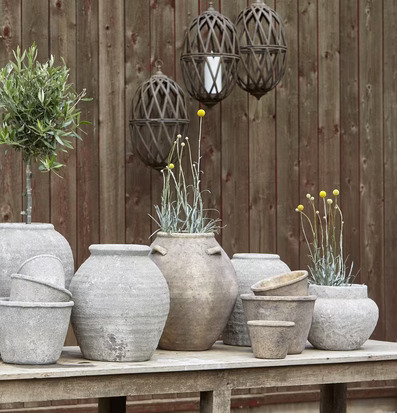 Bild av harmonisk utomhusmiljö med rustika element