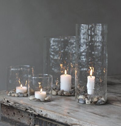 Bild av ljuslyktor på rustikt träbord för stämning