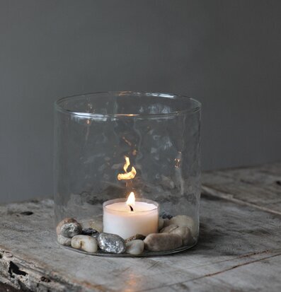 Foto av ljuslykta i naturlig och rofylld miljö