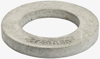 Bild av robust plantcirkel i grå betong för trädgården