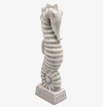 Bild av elegant sjöhästskulptur i vit keramik