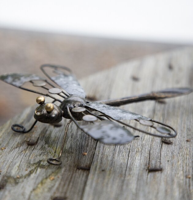 Trollslända Vägg Hamrad Plåt från Different Design