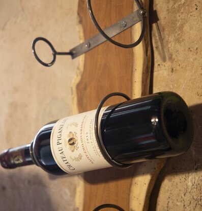 Foto av rustikt vinställ i trä och råmetall