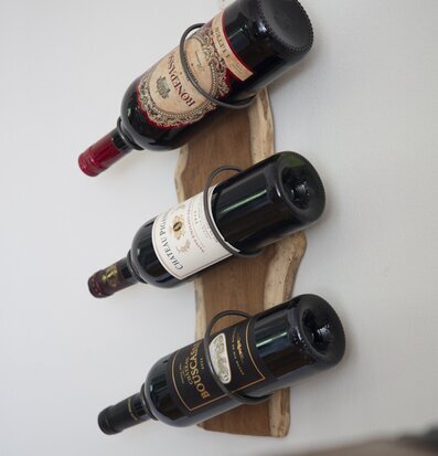 Bild av elegant vinställ med rustik och industriell stil