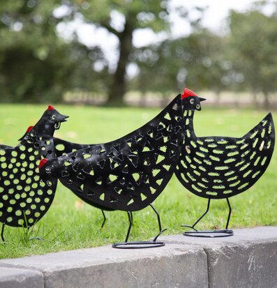 Bild av dekorativa höns i svart hamrad plåt