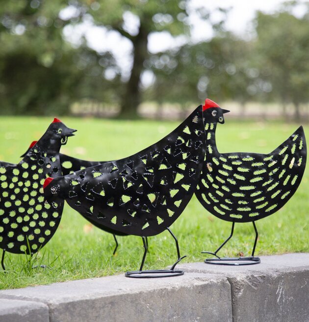 Bild av dekorativa höns i svart hamrad plåt