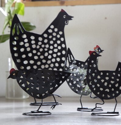 Bild av dekorativa svarta hönor och tuppar i plåt