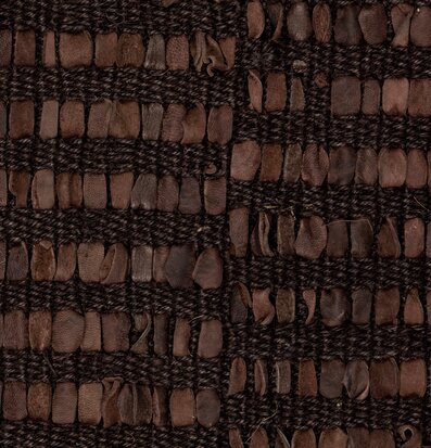 Bild av trasmatta med jordnära färger och texturer