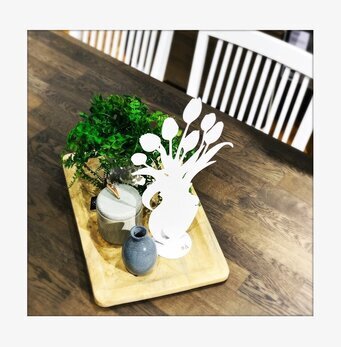 Bild av smakfullt arrangemang på träbord med tulpaner