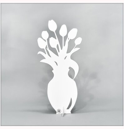 Bild av stiliserad vas med tulpaner i vit plåt