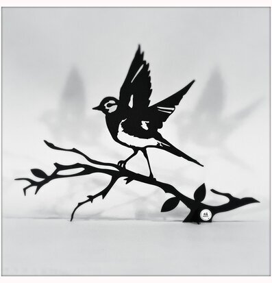 Foto av dekorativ metallkonst med fågelmotiv