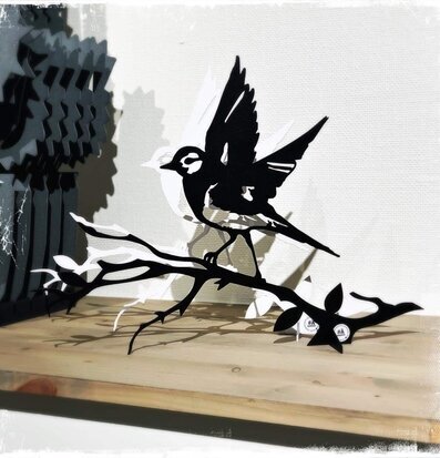 Bild av konstnärlig plåtskulptur av en sädesärla