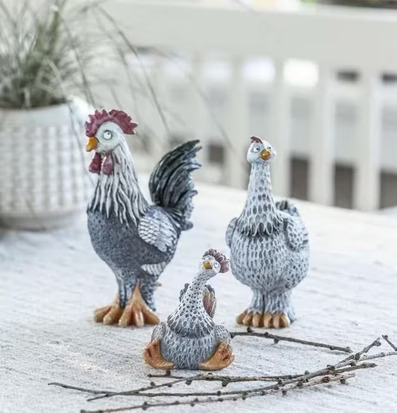 Bild av dekorativa figurer: tupp, höna och kyckling