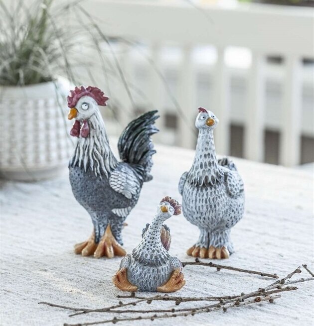 Bild av dekorativa figurer: tupp, höna och kyckling