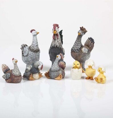 Foto av konstnärligt utformade höns- och kycklingfigurer