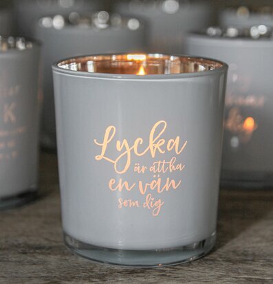 Bild av ljuslykta med budskap om vänskap och värme