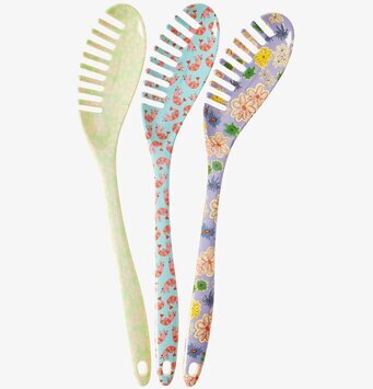 Bild på färgglada pastaslevar med livfull design