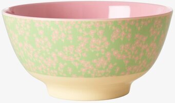 Foto av skål med rosa blommönster och grön bakgrund