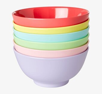 Foto av sex färgglada melaminskålar i pastellfärger