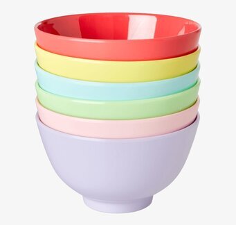 Bild av färgglada melaminskålar i pastelltoner