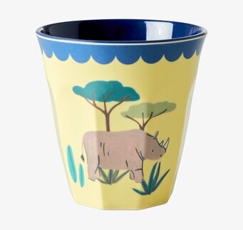 Bild av färgglad mugg med djärva och lekfulla motiv