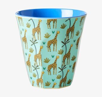 Foto av mugg med exotiskt giraffmönster och palmer