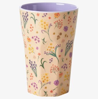 Bild av färgglad mugg med blommönster och lila insida