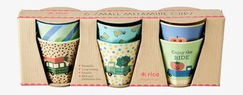 Bild av färgglada melaminmuggar med lekfulla motiv