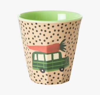 Bild av livlig mugg med bilmotiv och prickig bakgrund