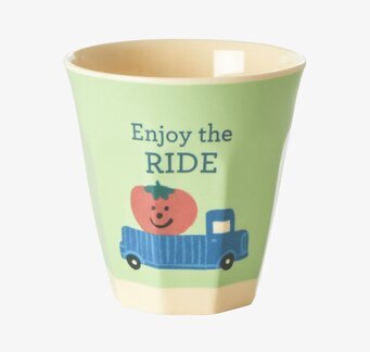 Bild av lekfull mugg med bil och jordgubbe-design