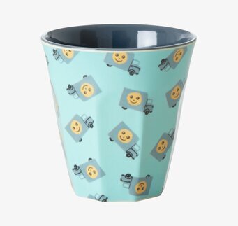 Bild av färgglad mugg med glada bilar och blå bakgrund