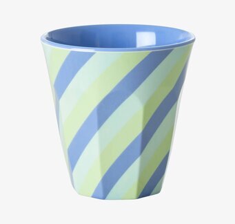 Bild på färgglad mugg med ränder i blått och grönt