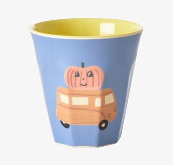 Bild av charmig mugg med glad bil och pumpa motiv