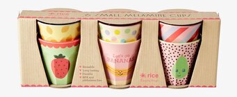 Bild av sex färgglada melaminmuggar med fruktmotiv