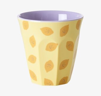 Bild av glad mugg med citrontryck och färgglad design
