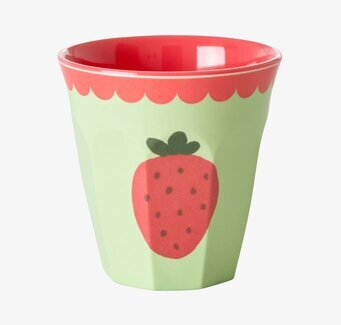 Bild av färgglad mugg med fruktmotiv och glansig yta