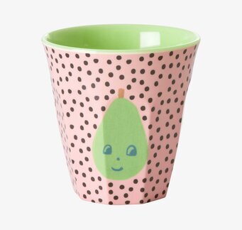 Bild av färgglad mugg med fruktmotiv och prickar