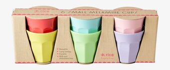 Bild av färgglada melaminmuggar i återvinningsbar låda