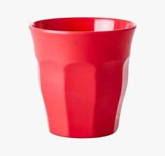 Bild av färgglad mugg i livlig röd färg för köket