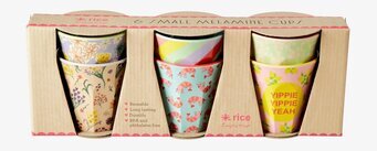 Foto av sex färgglada små muggar i kartongförpackning