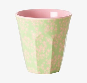 Bild av mugg med blommigt mönster och rosa insida