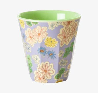 Bild av en färgglad och livfull blomsterprydd mugg