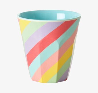 Bild av färgglad mugg med livligt mönster och färger