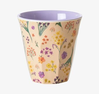 Bild av livfull mugg med blommönster och lavendeltoner