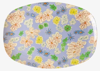 Bild av färgglad tallrik med blommönster och blå bakgrund