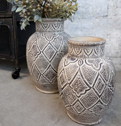 Bild av elegant arrangerad scen med vaser i fokus