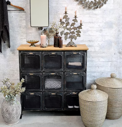 Bild av smakfullt inrett rum med industriell känsla