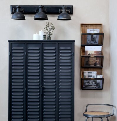 Bild av industriell interiör med vägglampa och skåp