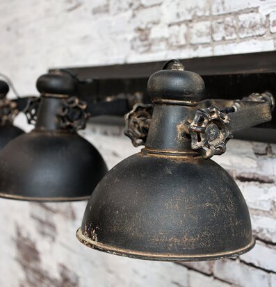 Foto av industriell vägglampa på vit tegelvägg